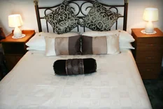 Cosy double bedroom at Roundstone Bay House